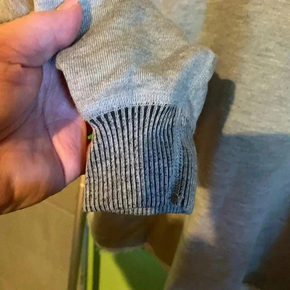 Jersey Spirit Top Size Small Ling Sleeve in the Gray - Picture 6 of 12
